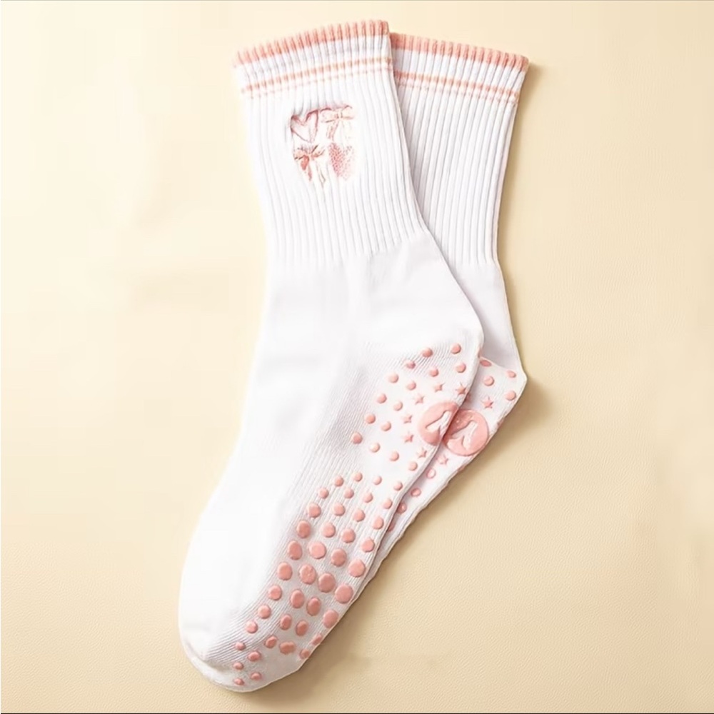 Pilates Grip Socks – 3 Pairs Set - Picture 4 of 5